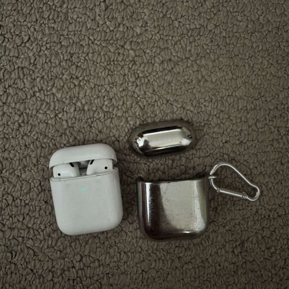 Apple AirPod 1 White Earbud Headphones with silver Case